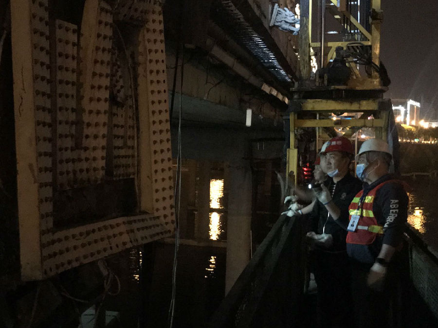 綿陽市交通建設(shè)工程質(zhì)量監(jiān)督站對(duì)東方紅大橋維修整治工程項(xiàng)目夜間施工進(jìn)行監(jiān)督檢查.jpg 239d9bafb000579a0b6b6f7cbf7501c1.jpg