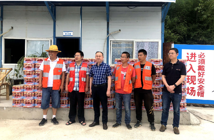 集團(tuán)工會(huì)開展一線職工“送清涼”活動(dòng).png 719ae2e11535841c08cb49cf204dfbe7.png